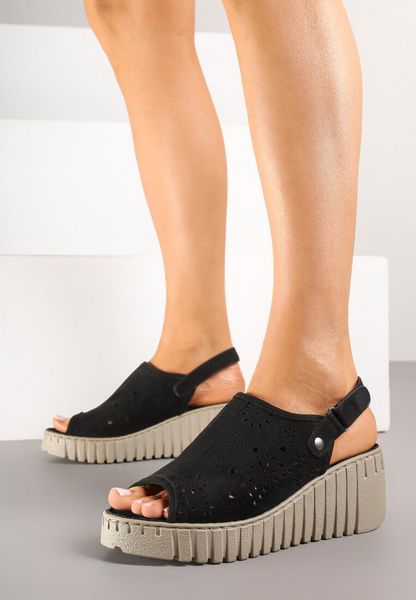 Czarne Sandały Vices na Koturnie z Ażurową Cholewką Sarandria. Czarne sandały Born2be, w ażurowe wzory, eleganckie, bez obcasa, na koturnie, bez zapięcia. Za 99.99 zł.