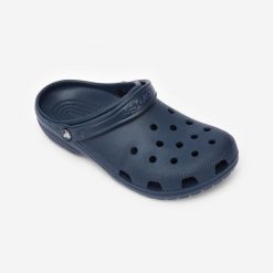 Klapki Crocs Classic. Niebieskie klapki Crocs, bez wzorów, sportowe, bez obcasa, bez zapięcia. Za 239.99 zł.