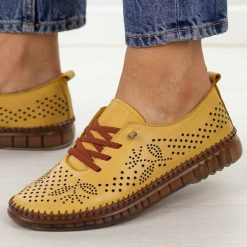 Musztardowe ażurowane skórzane półbuty damskie T.Sokolski 302. Żółte półbuty wsuwane Sokolski, na jesień, bez wzorów, z jeansu, klasyczne, z okrągłym noskiem, bez obcasa, na płaskiej podeszwie. Za 259.00 zł.