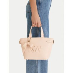 Torebka Nine West. Czerwone torebki klasyczne Nine West, bez wzorów, klasyczne, bez dodatków. Za 329.99 zł.