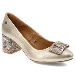 Złote Czółenka Maciejka Eleganckie Obuwie Damskie. Żółte czółenka Maciejka, bez wzorów, ze skóry, eleganckie, bez obcasa, na słupku, bez zapięcia. Za 409.00 zł.