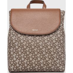 Dkny plecak R21KJR76 damski kolor brązowy mały wzorzysty. Brązowe plecaki DKNY, bez wzorów, do ręki, bez dodatków. W wyprzedaży za 870.99 zł.