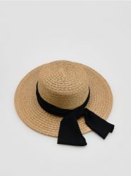 Kapelusz ze wstążką - kremowy. Białe kapelusze Reserved, bez wzorów. Za 99.99 zł.