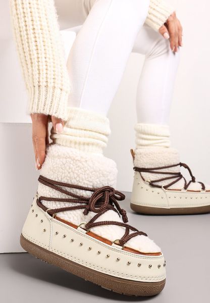 Beżowe Śniegowce z Ozdobnym Sznurowaniem Ćwiekami i Futerkiem Covesa. Brązowe śniegowce Renee, bez wzorów, bez zapięcia. Za 169.99 zł.