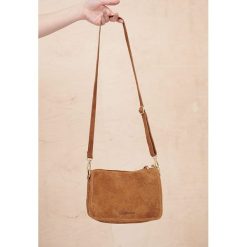 Torebka Lacjum BS Camel. Brązowe torebki klasyczne blue shadow, bez wzorów, z zamszu, małe, zamszowe, bez dodatków. Za 249.90 zł.