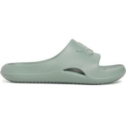 Klapki damskie Under Armour Locker V. Zielone klapki Under Armour, bez wzorów, z materiału, bez obcasa, bez zapięcia. Za 111.25 zł.