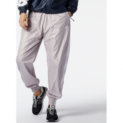 New Balance WP11505LWD. Białe spodnie sportowe New Balance, bez wzorów, z materiału. W wyprzedaży za 69.99 zł.