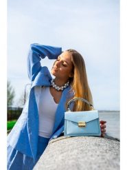 Victor & Hugo Paris Skórzana torebka "Leah" w kolorze błękitnym - 18,5 x 12,5 x 6 cm rozmiar: onesize. Niebieskie torebki klasyczne Victor & Hugo Paris, bez wzorów, z materiału, przez ramię, bez dodatków. Za 239.99 zł.