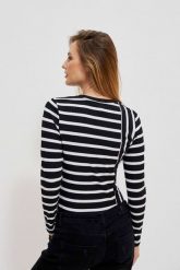 Dopasowana bluzka w paski. Białe bluzki MOODO, xs, bez wzorów, z elastanu, bez kołnierzyka, bez ramiączek. W wyprzedaży za 31.99 zł.