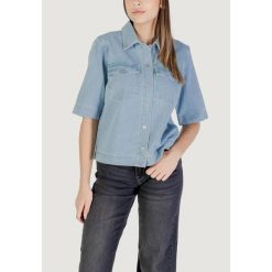 Kurtka Kobieta ONLY ONLBELLE S/S SHIRT DNM GUA NOOS. Niebieskie kurtki ONLY, s, bez wzorów, z bawełny, bez kaptura. W wyprzedaży za 198.30 zł.