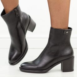 Czarne botki damskie na obcasie Vinceza 58655. Czarne botki VINCEZA, bez wzorów, z jeansu, eleganckie, z okrągłym noskiem, bez obcasa, na obcasie, bez zapięcia. Za 219.00 zł.