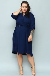 Sukienka do pracy swobodna z paskiem duże rozmiary ANIESA granatowa. Sukienki KARKO, do pracy, plus size, bez wzorów, z materiału, biznesowe, z asymetrycznym kołnierzem, plus size, bez ramiączek, midi, asymetryczne. Za 89.50 zł.