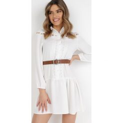 Biała Sukienka Z Paskiem Semeis. Białe sukienki Born2be, m, bez wzorów, z koronki, boho, bez kołnierzyka, bez ramiączek, mini, koszulowe. W wyprzedaży za 125.99 zł.