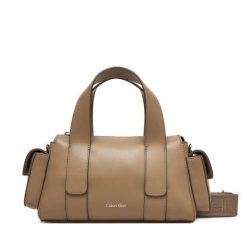 Torebka Calvin Klein. Brązowe torebki klasyczne Calvin Klein, bez wzorów, klasyczne, bez dodatków. Za 489.99 zł.