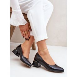 Lewski Shoes Skórzane Czółenka Lewski 3118 Z Połyskiem Czarne. Czarne czółenka bez wzorów, ze skóry, eleganckie, bez obcasa, na obcasie, bez zapięcia. Za 446.34 zł.