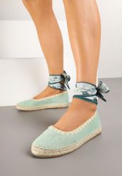 Jasnozielone Espadryle ze Wzorzystym Wiązaniem Przy Kostce Zdobione Plecionką Lortevia. Zielone espadryle Renee, z aplikacjami, z zamszu, boho, bez obcasa, na obcasie. W wyprzedaży za 79.99 zł.