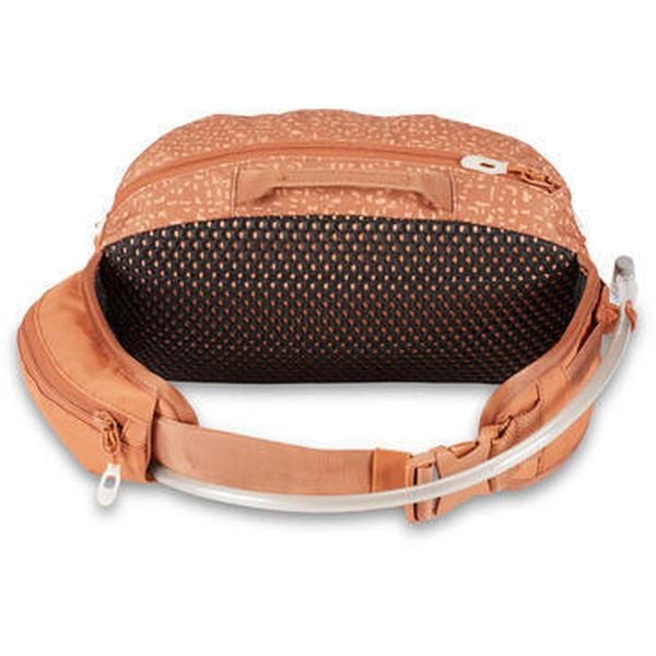 Nerka rowerowa z bukłakiem Dakine Hot Laps 5. Szare nerki i saszetki Dakine, bez wzorów, sportowe, bez dodatków. Za 382.75 zł.