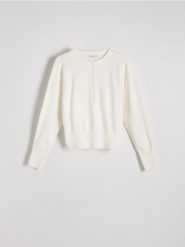 Sweter z guzikami - kremowy. Białe swetry Reserved, l, bez wzorów, z dzianiny, bez ramiączek. W wyprzedaży za 69.99 zł.