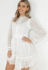 Biała Koronkowa Sukienka Mini z Falbanką Kamari. Białe sukienki Born2be, m, bez wzorów, z koronki, bez kołnierzyka, bez ramiączek, mini. Za 289.99 zł.