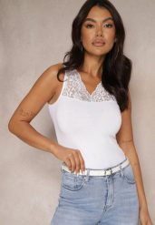 Biały Bawełniany Top Ozdobiony Koronką Fariona. Białe topy Renee, l, bez wzorów, z bawełny, eleganckie, bez kołnierzyka, bez ramiączek. W wyprzedaży za 15.99 zł.