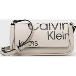 Calvin Klein Jeans torebka kolor beżowy. Brązowe listonoszki Calvin Klein Jeans, bez wzorów, z jeansu, na ramię, bez dodatków. Za 449.99 zł.