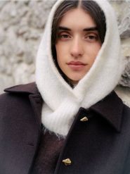 Komin z kapturem - złamana biel. Szaliki i kominy Reserved, bez wzorów. W wyprzedaży za 89.99 zł.