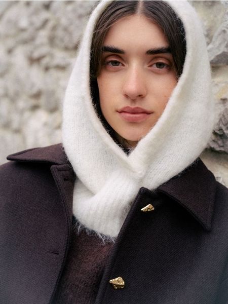 Komin z kapturem - złamana biel. Szaliki i kominy Reserved, bez wzorów. W wyprzedaży za 89.99 zł.