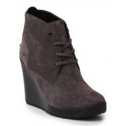 Buty Lacoste Jarriselle Srw W Dk 7-28SRW1140248 brązowe. Brązowe botki bez wzorów, z materiału, bez obcasa, na koturnie, bez zapięcia. Za 679.87 zł.
