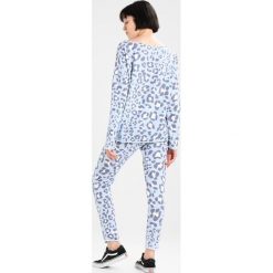 Juvia LEOPARD Bluza blue. Niebieskie bluzy marki comma casual identity, z materiału, casualowe. W wyprzedaży za 349.30 zł.