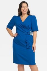 Sukienka wizytowa ołówkowa z falbanką i ozdobną klamerką, kopertowy dekolt MARGA chaber. Sukienki KARKO, do pracy, plus size, bez wzorów, z elastanu, biznesowe, bez kołnierzyka, plus size, bez ramiączek, kopertowe. Za 189.50 zł.