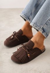 Brązowe Płaskie Klapki Mule Zdobione Frędzlami i Kokardką z Koralikami Petlame. Brązowe klapki Born2be, z aplikacjami, z jeansu, boho, bez obcasa, na płaskiej podeszwie, bez zapięcia. Za 79.99 zł.