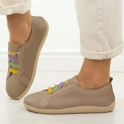 Beżowe skórzane półbuty damskie barefoot Jezzi Ol38-5. Brązowe półbuty wsuwane Jezzi, na jesień, w ażurowe wzory, z jeansu, klasyczne, bez obcasa, na płaskiej podeszwie. Za 239.00 zł.