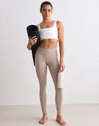 Damskie legginsy szczotkowane, średni stan, pełnej długości Sense ciemna glina. Brązowe legginsy AIM'N, bez wzorów, z elastanu. Za 297.00 zł.
