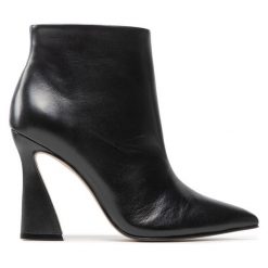 Botki Simple. Czarne botki Simple, bez wzorów, bez obcasa, na słupku, bez zapięcia. Za 299.99 zł.