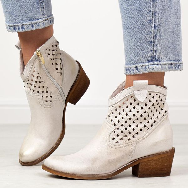 Złote skórzane Polskie botki damskie, jesienne kowbojki ażurowe na obcasie Deoni Ko-03a. Żółte botki Deoni, w ażurowe wzory, ze skóry, eleganckie, z okrągłym noskiem, bez obcasa, na obcasie, bez zapięcia. W wyprzedaży za 467.10 zł.