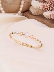 Pierres de Jade Pozłacana bransoletka z perłami rozmiar: onesize. Białe bransoletki Pierres de Jade, z perłą, pozłacane. Za 87.19 zł.