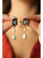 L'Atelier de Gaia Pozłacane kolczyki z perłami i masą perłową rozmiar: onesize. Białe kolczyki L'Atelier de Gaia, z perłą, pozłacane. Za 126.45 zł.