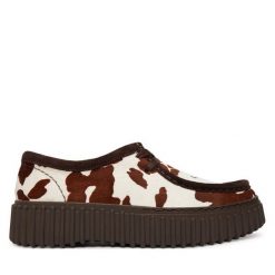 Półbuty Clarks. Brązowe półbuty wsuwane Clarks, bez wzorów, bez obcasa, na płaskiej podeszwie. Za 559.99 zł.