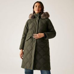 Płaszcz damski zimowy ocieplany Freyla. Zielone płaszcze Regatta, na zimę, bez wzorów, z puchu, eleganckie, bez kaptura. W wyprzedaży za 299.99 zł.