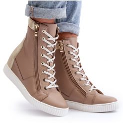 Zazoo 3081 Skórzane Trampki Damskie Na Koturnie Beżowe beżowy. Brązowe trampki bez wzorów, ze skóry, eleganckie, za kostkę, bez zapięcia. Za 585.90 zł.