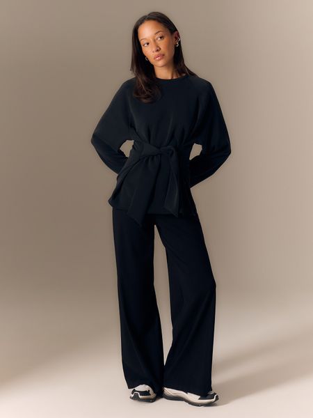 4F Bluza regular z wiązaniem i modalem damska - czarna M. Czarne bluzy 4f, m, bez wzorów, z dzianiny, bez ramiączek, bez kaptura. W wyprzedaży za 159.99 zł.