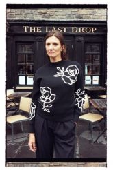Sweter z ozdobną aplikacją czarny. Czarne swetry MOODO, l, z aplikacjami, z poliesteru, bez ramiączek. Za 159.99 zł.