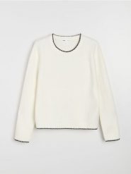 Sweter z domieszką wełny i kontrastową lamówką - kremowy. Białe swetry Sinsay, l, bez wzorów, z wełny, bez ramiączek. Za 49.99 zł.