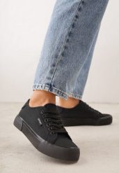 Czarne Trampki VICES Ozdobione Napisem Riovanne. Czarne trampki Born2be, bez wzorów, eleganckie, bez zapięcia. Za 69.99 zł.