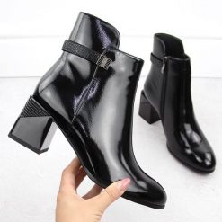 Botki damskie lakierowane na ozdobnym obcasie czarne D&A S.Barski Premium Collection MR880-140. Czarne botki S.BARSKI, bez wzorów, z lakierowanej skóry, eleganckie, bez obcasa, bez zapięcia. Za 165.00 zł.