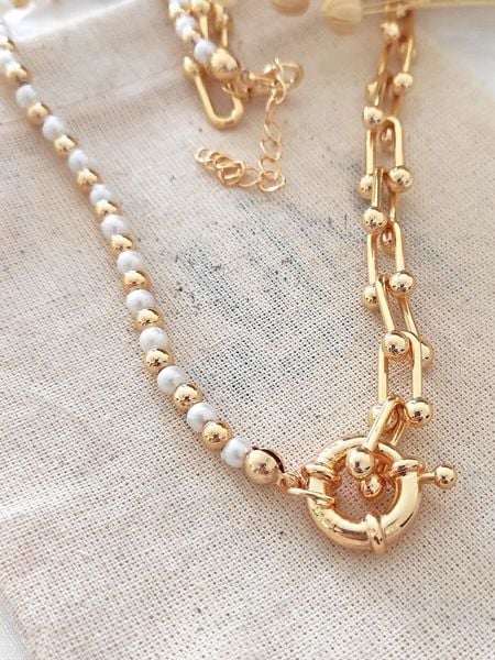 Atelier MIU Pozłacany naszyjnik z elementem ozdobnym - dł. 45 cm rozmiar: onesize. Białe naszyjniki atelier MIU, z materiału, z perłą, pozłacane. Za 69.75 zł.