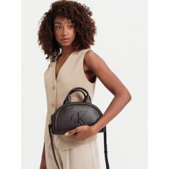 Torebka Calvin Klein. Brązowe torebki klasyczne Calvin Klein, bez wzorów, klasyczne, bez dodatków. Za 409.99 zł.