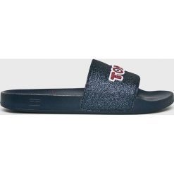 Tommy Hilfiger - Klapki. Niebieskie klapki Tommy Hilfiger, bez wzorów, z materiału, bez obcasa, bez zapięcia. Za 199.90 zł.