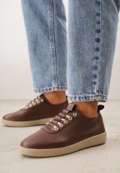 Brązowe Wsuwane Tenisówki z Perforacją i Podeszwą z Bieżnikiem Illanya. Brązowe trampki Born2be, bez wzorów, z jeansu, klasyczne, bez zapięcia. Za 69.99 zł.