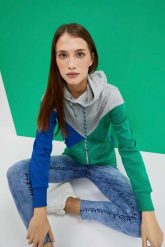 Bluza z kapturem zielona. Zielone bluzy MOODO, xs, bez wzorów, z bawełny, bez ramiączek, z kapturem. W wyprzedaży za 74.99 zł.